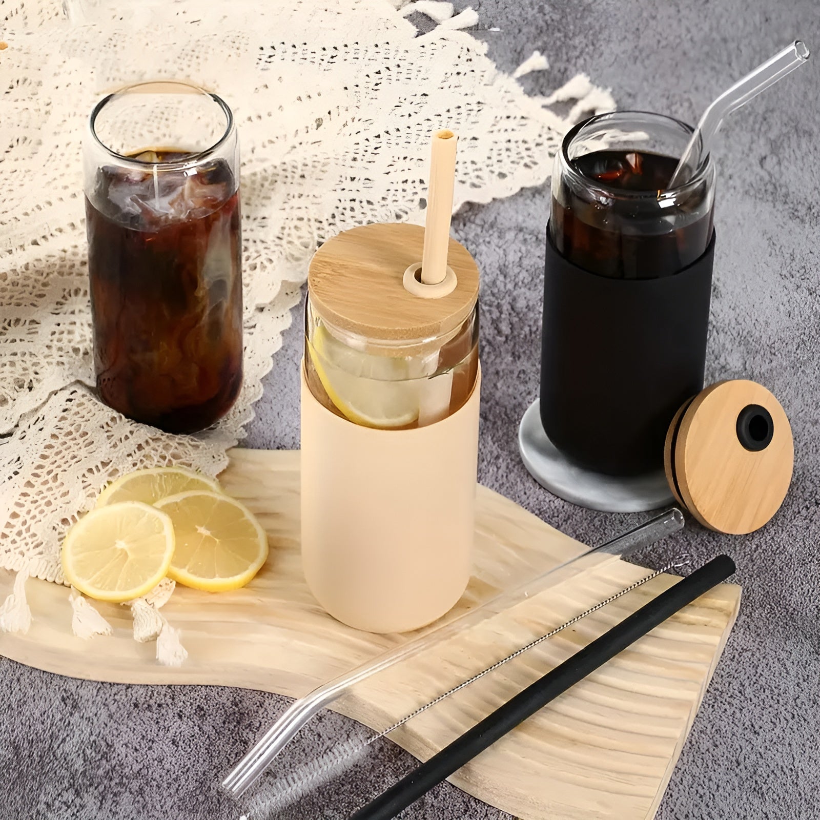 Trinkgläser mit Strohhalm – 2-teiliges Set mit Holzdeckel & Silikonhalter | Perfekt für Kaffee, Saft & Smoothies