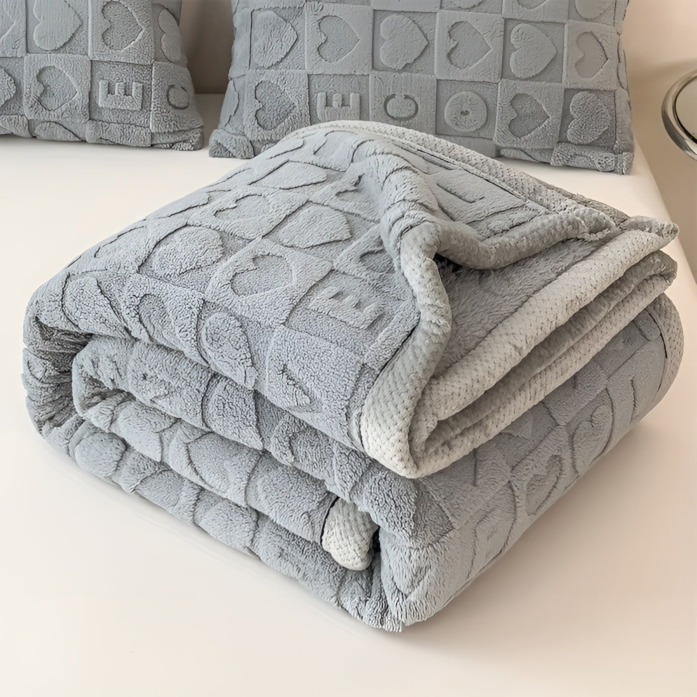 CozyJacquard Blanket - Ultra-Weiche Coral Fleece Decke mit Doppelseitigem Herz- und Buchstaben-Design