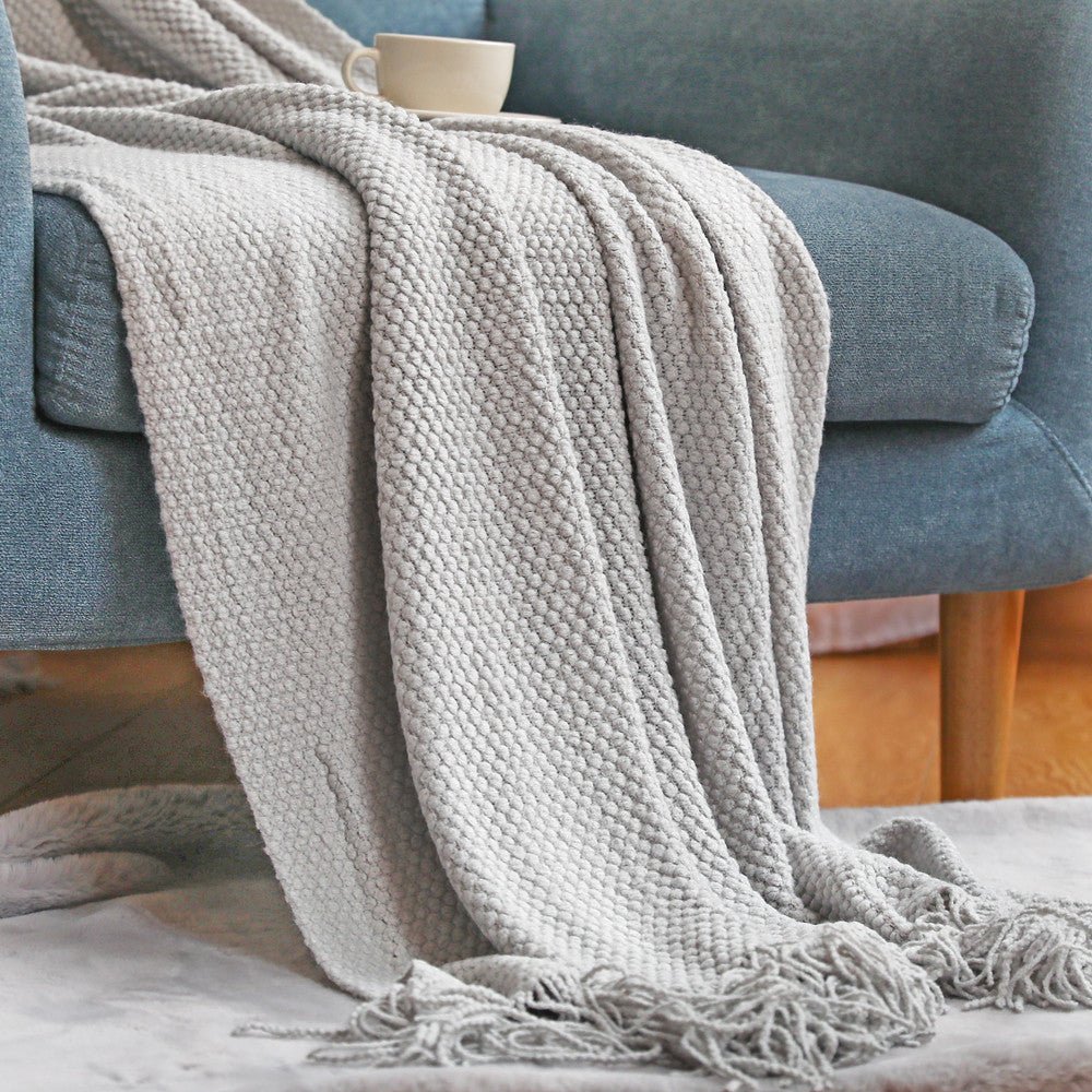 Gestrickte Decke im skandinavischen Design - Hellgrau / 127 x 176 cm - Wohn- und Schlafdecken