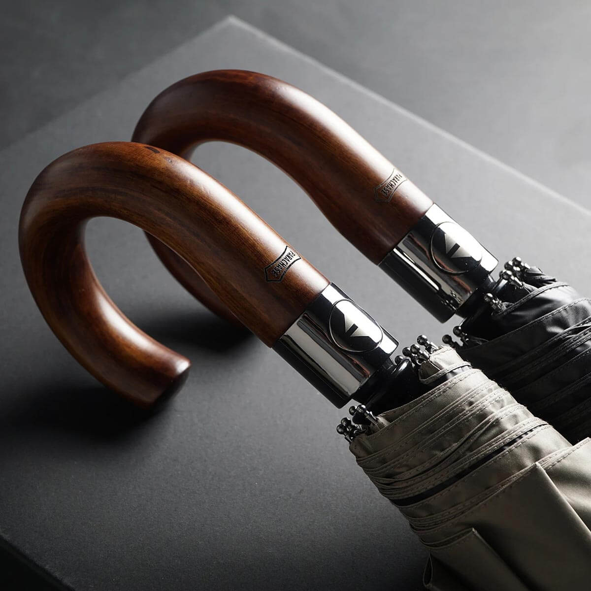 Großer Automatik-Taschenschirm mit Holzgriff – 122 cm - Regenschirme