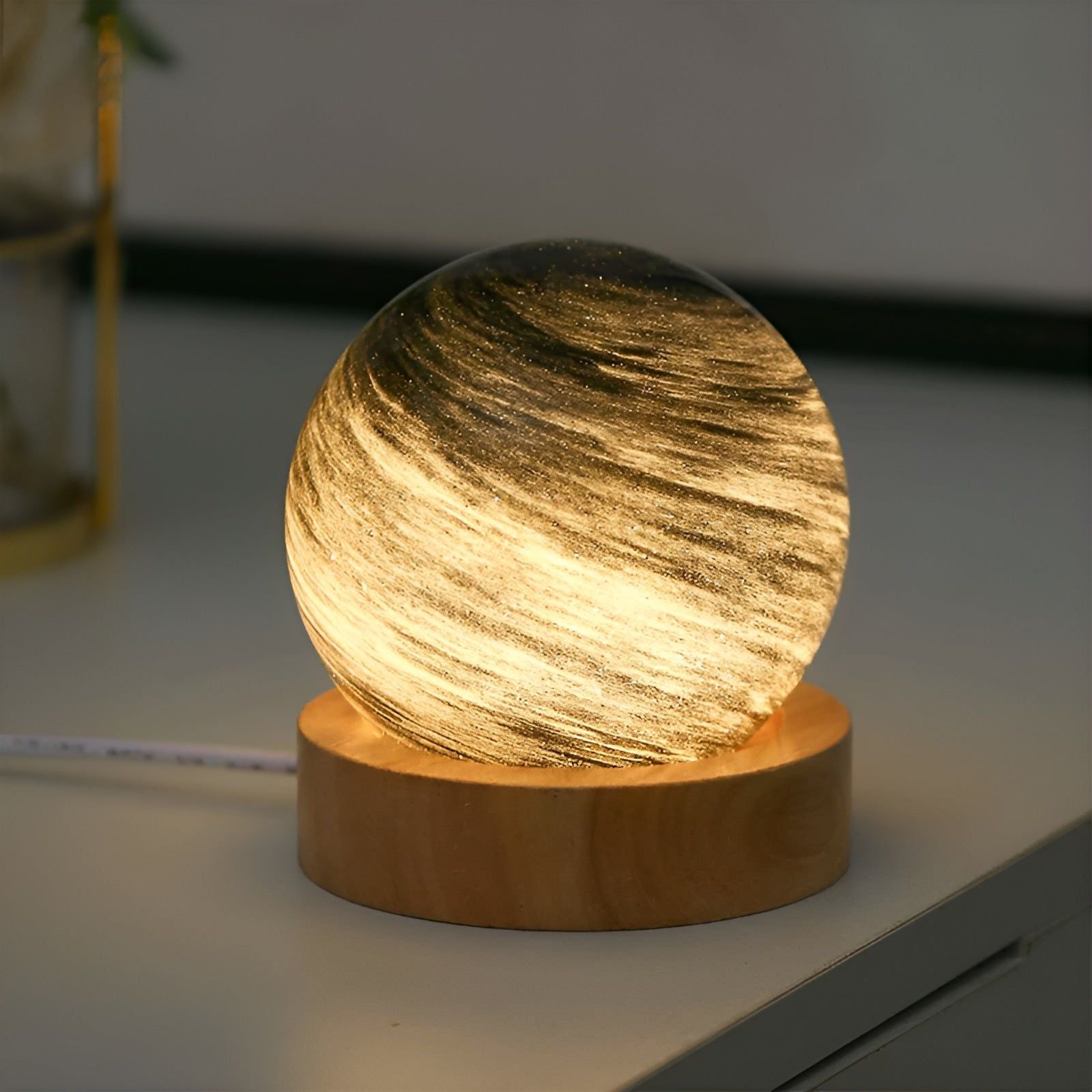 Cosmic Glow - 3D USB-Betriebene Mini Planet Glaslampe mit Holzständer - Elegare