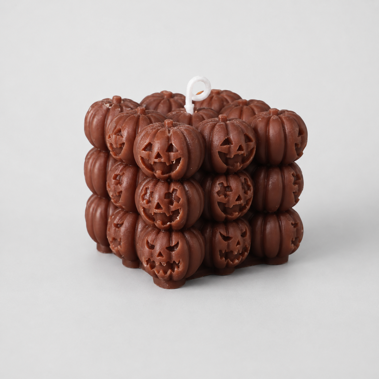 Halloween-Kürbiskerze aus Sojavvachs – Würfelform 6,5 cm - Dunkelbraun - Geschenke – Saisonal – Halloween
