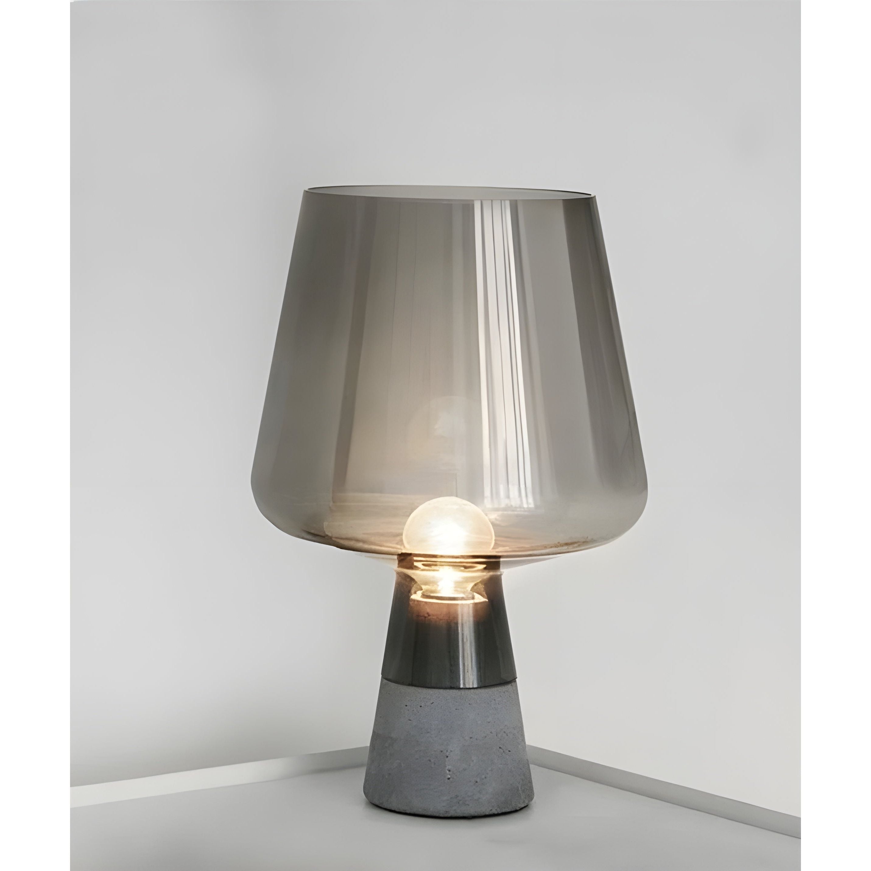 GlowSphere Tischleuchte – Italienisches Glasballon-Design