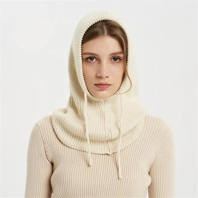 Beige Strickmütze aus Kaschmir-Mischgewebe getragen