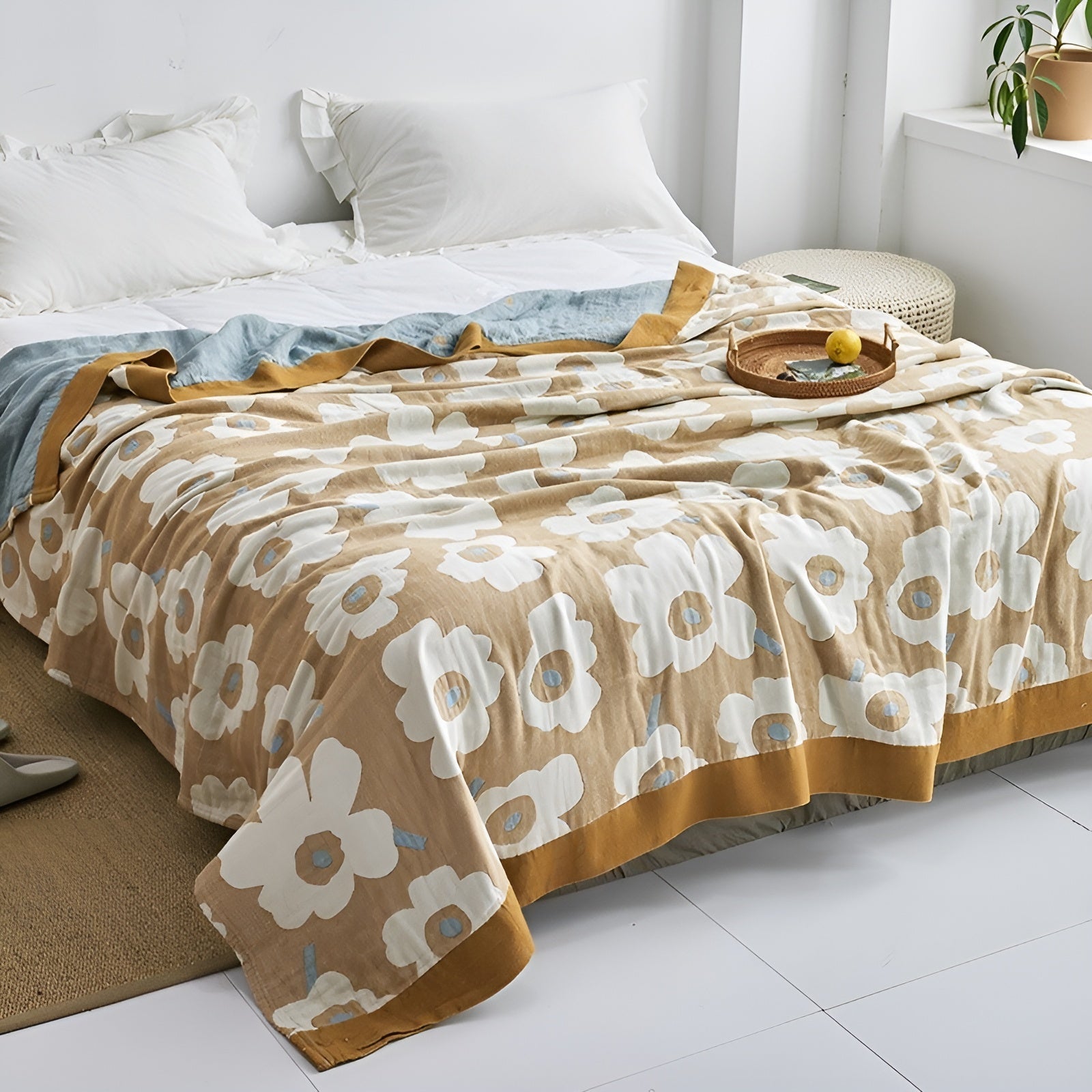Japanische Kuscheldecke – Weiche Sofadecke für Gemütliche Wohnmomente - Blumen Gold + Weiß / 150x200cm - Decke