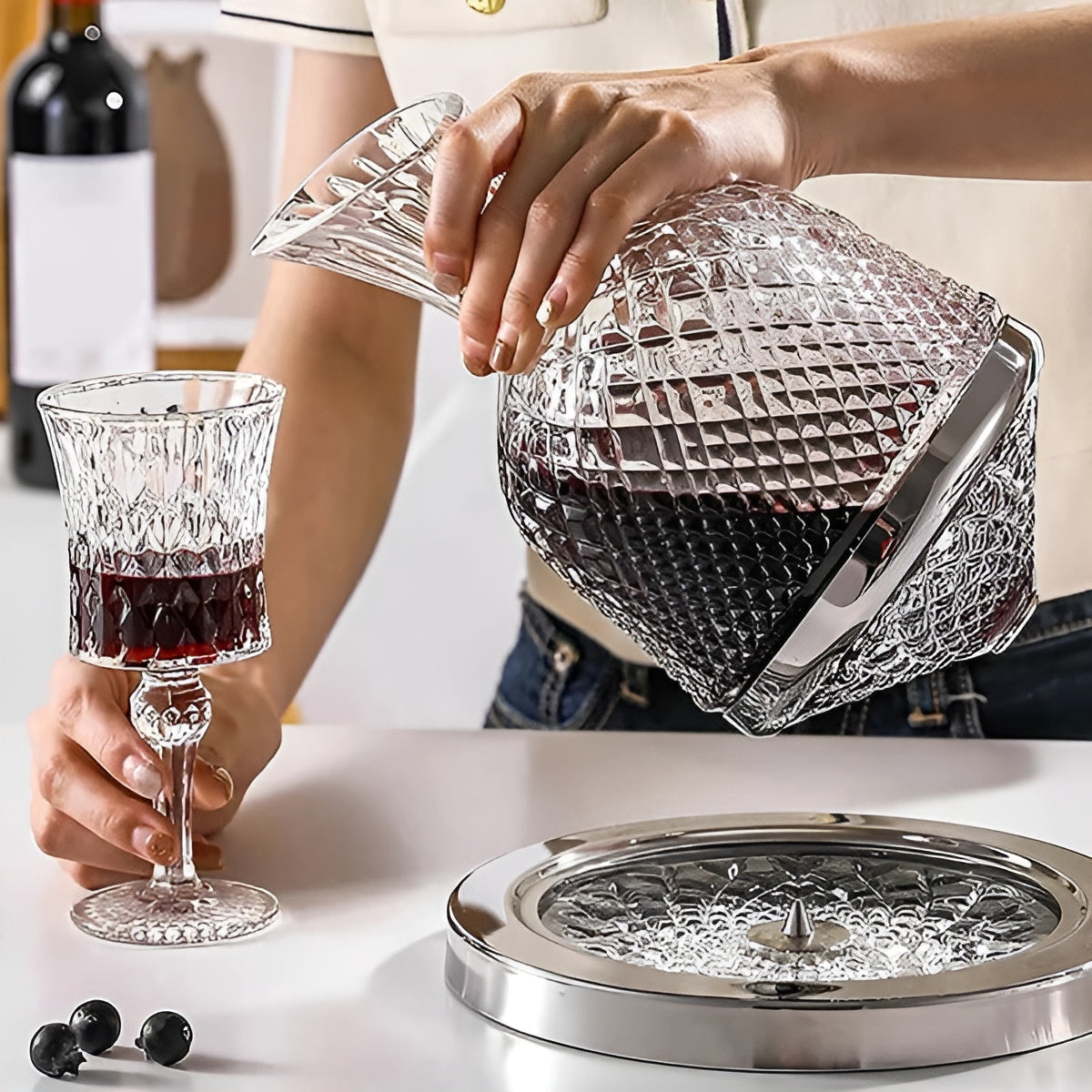 Kristallglas-Karaffe – 360° Drehbar und Elegant | 1,5 L Wein- und Getränkespender - Wohnzubehör