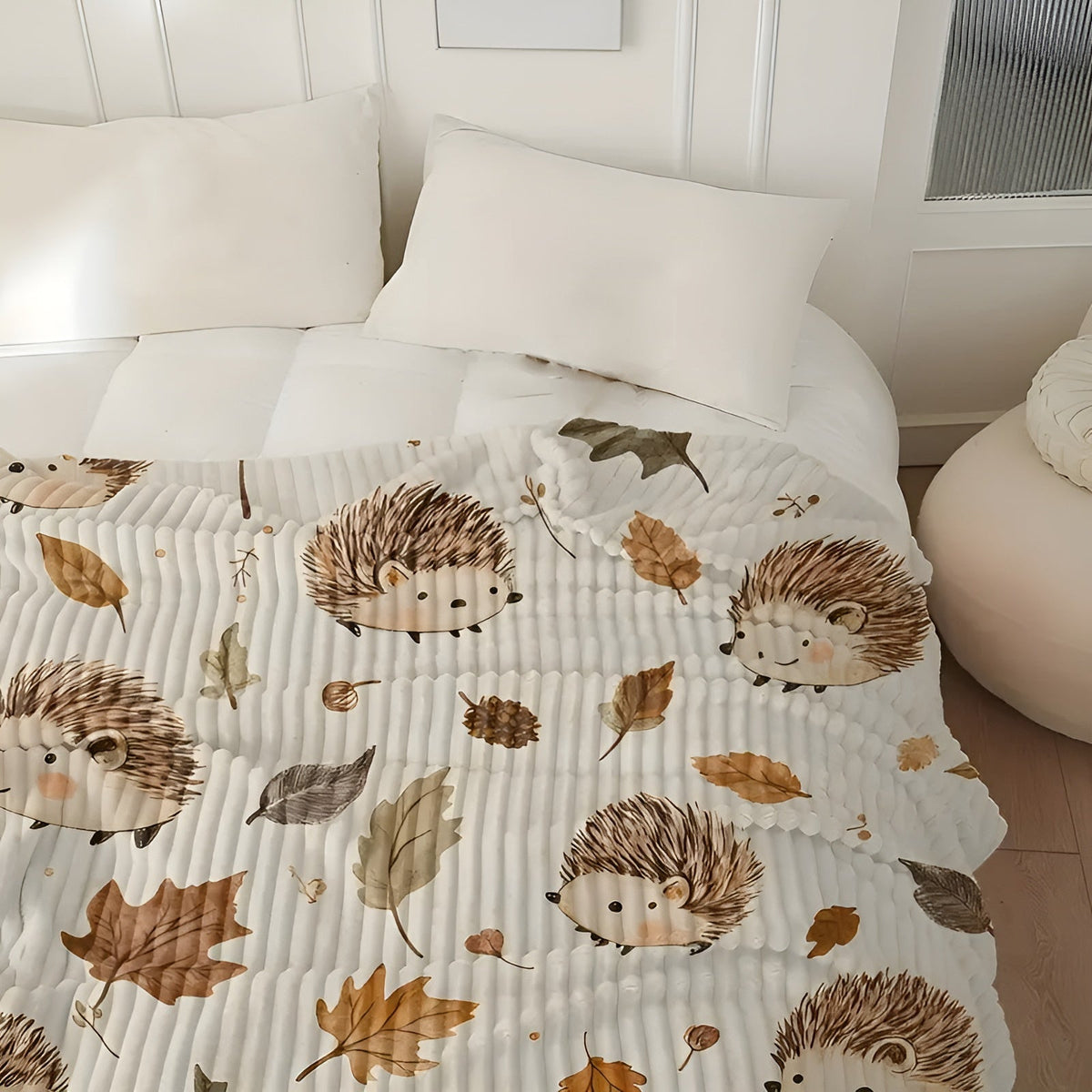 Kuscheldecke mit Igel- & Herbstblätter-Motiv – Weich Warm & Ganzjährig Nutzbar | Perfekt für Sofa Bett & Reisen - Decke
