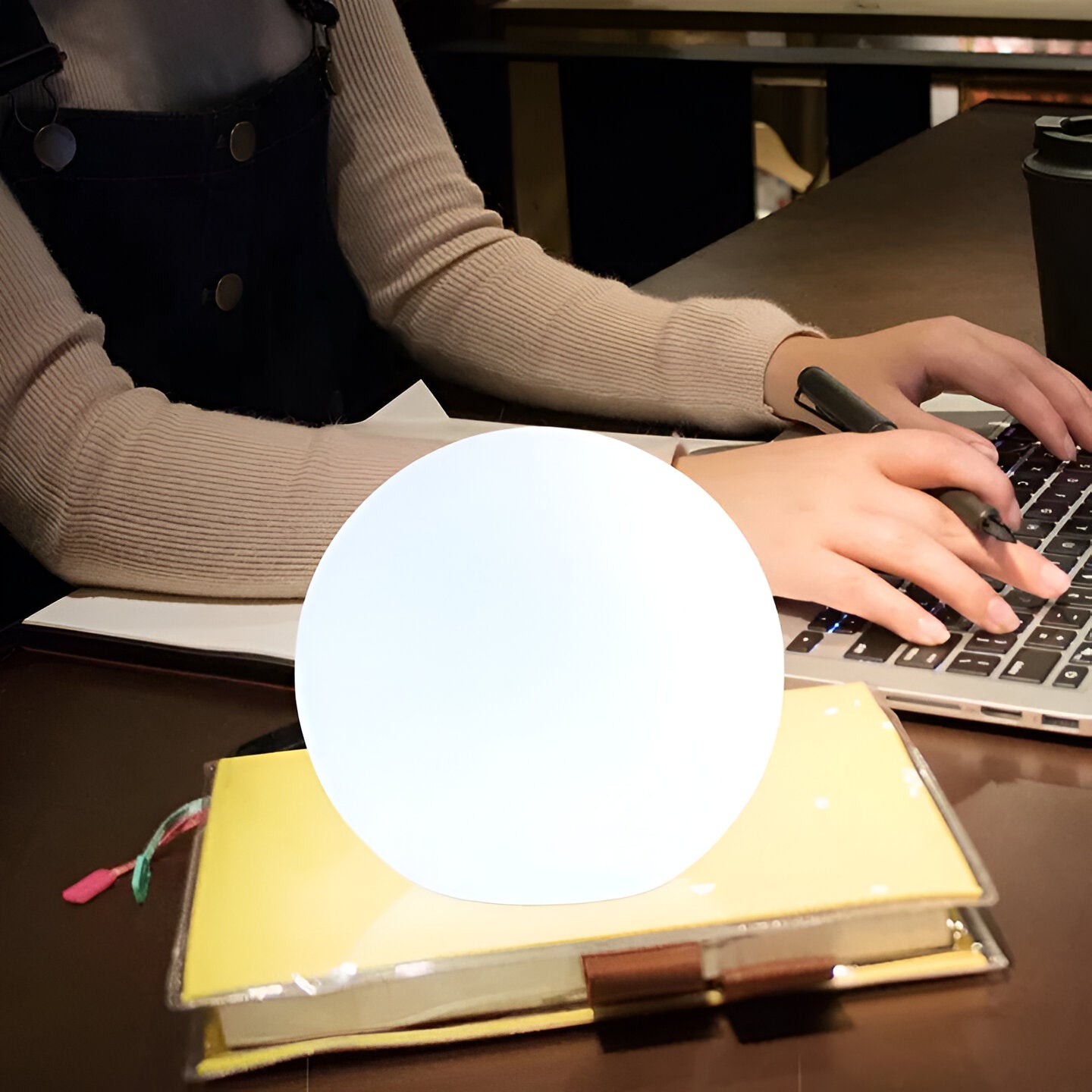 LED-Tischlampe mit Farbwechsel – Stimmungsvolle Kugelleuchte für Wohnräume - Tischlampe