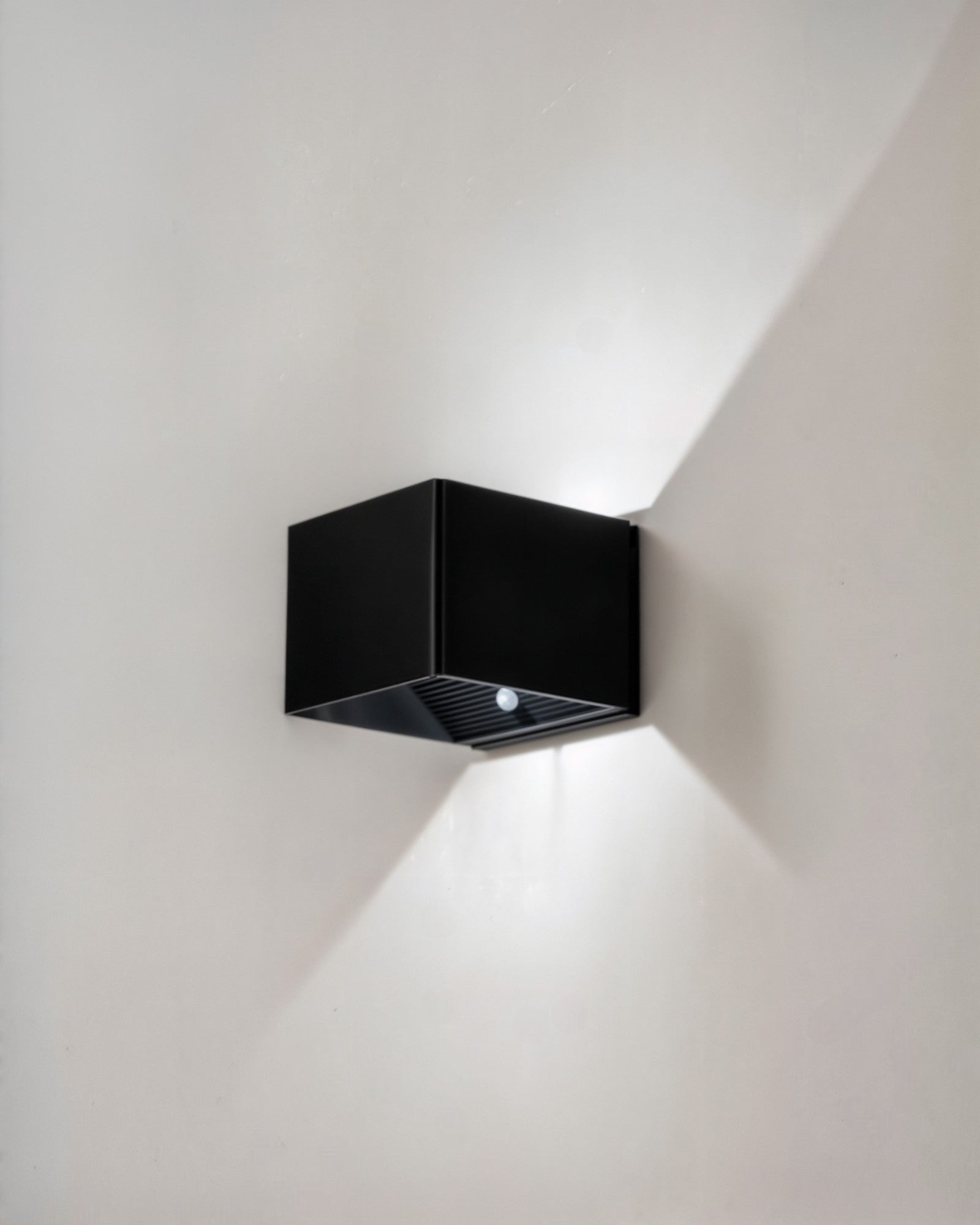 LED Wandleuchte mit Bewegungsmelder und USB-C Akku - Wandleuchten