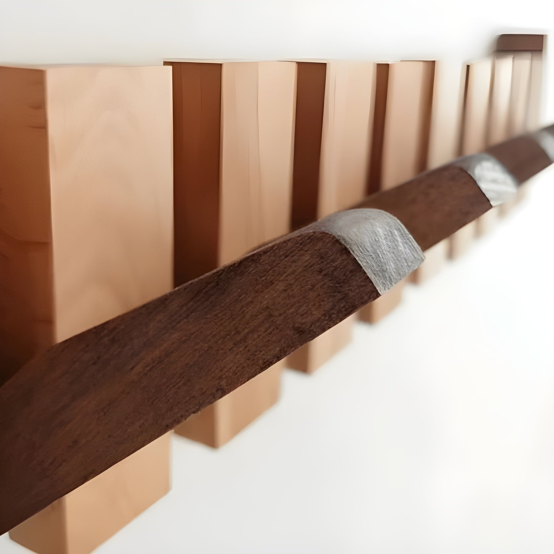 Luxuriöse Garderobe aus Holz im Klavierdesign – Handgefertigte Garderobe zur Wandmontage - Wandhaken