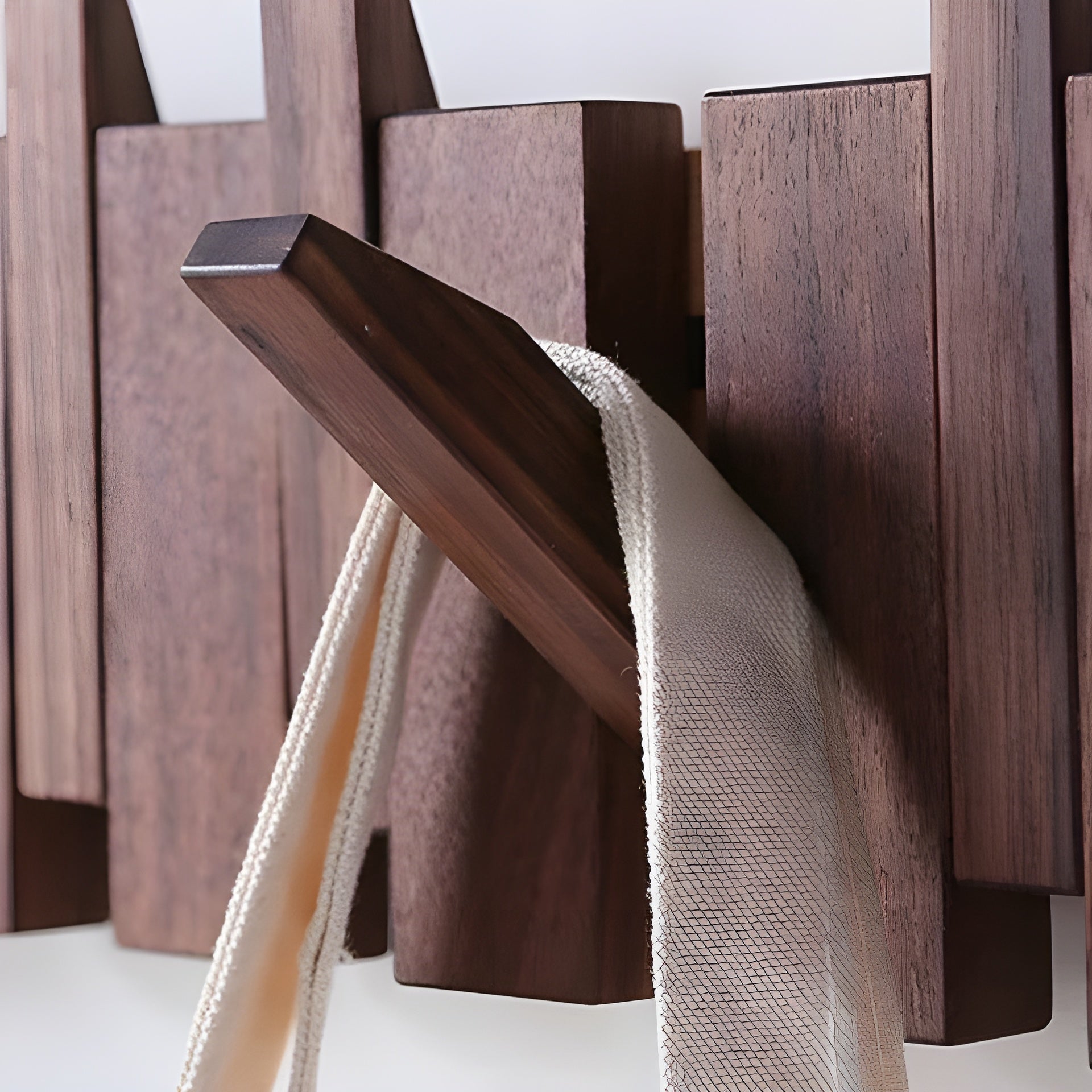 Luxuriöse Garderobe aus Holz im Klavierdesign – Handgefertigte Garderobe zur Wandmontage - Wandhaken