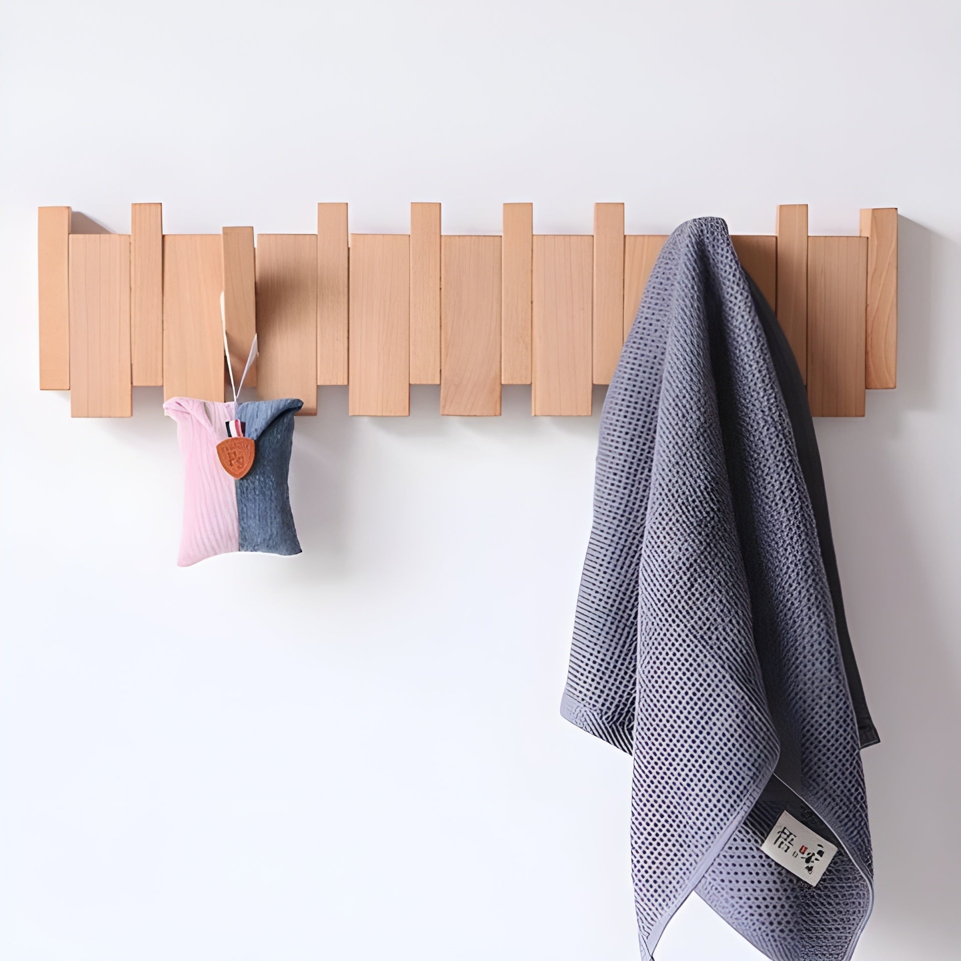 Luxuriöse Garderobe aus Holz im Klavierdesign – Handgefertigte Garderobe zur Wandmontage - Wandhaken