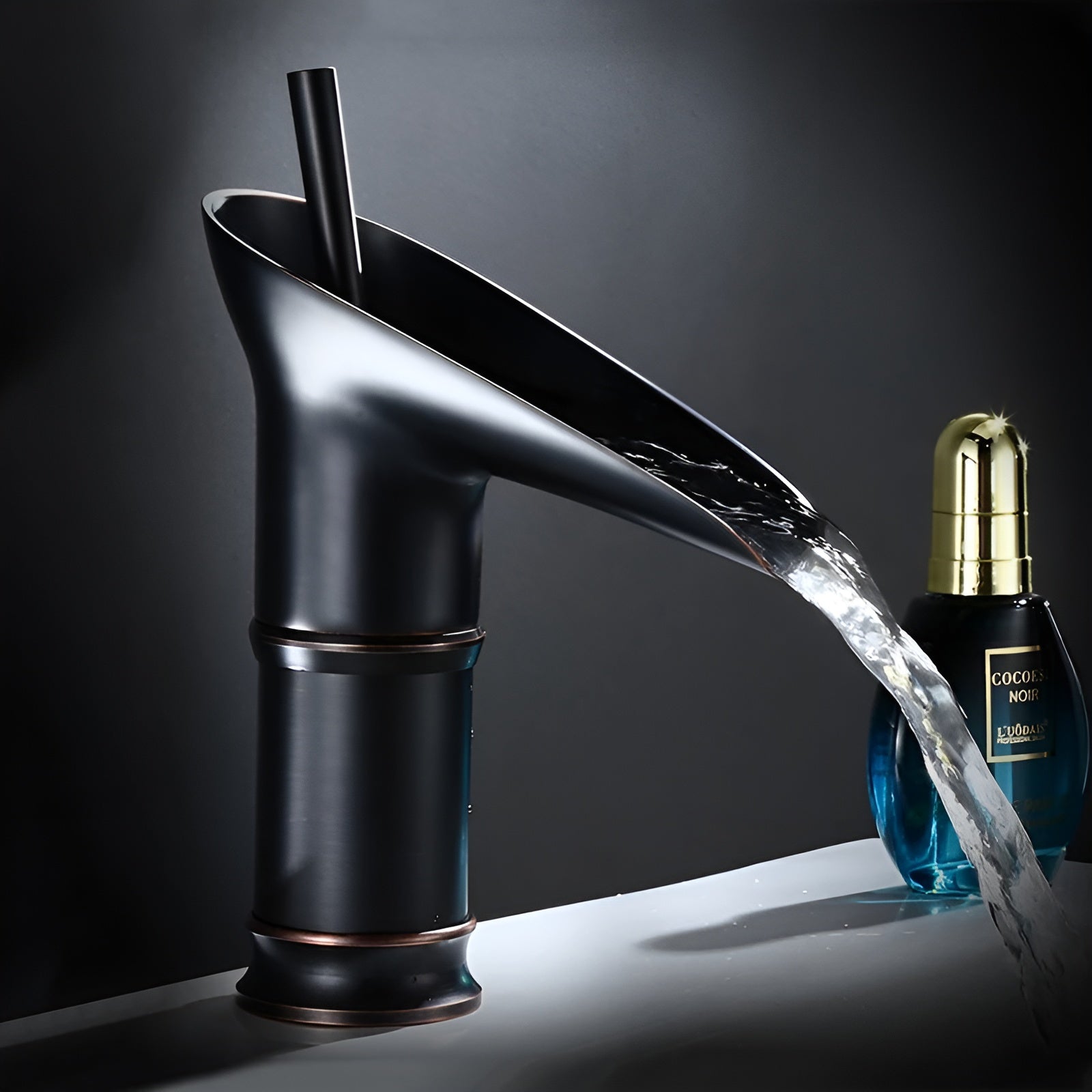 Wasserfall-Waschtischarmatur in Schwarz-Gold – Hochwertig und Elegant | Warm- und Kaltwasser, Antik-Bronze Finish