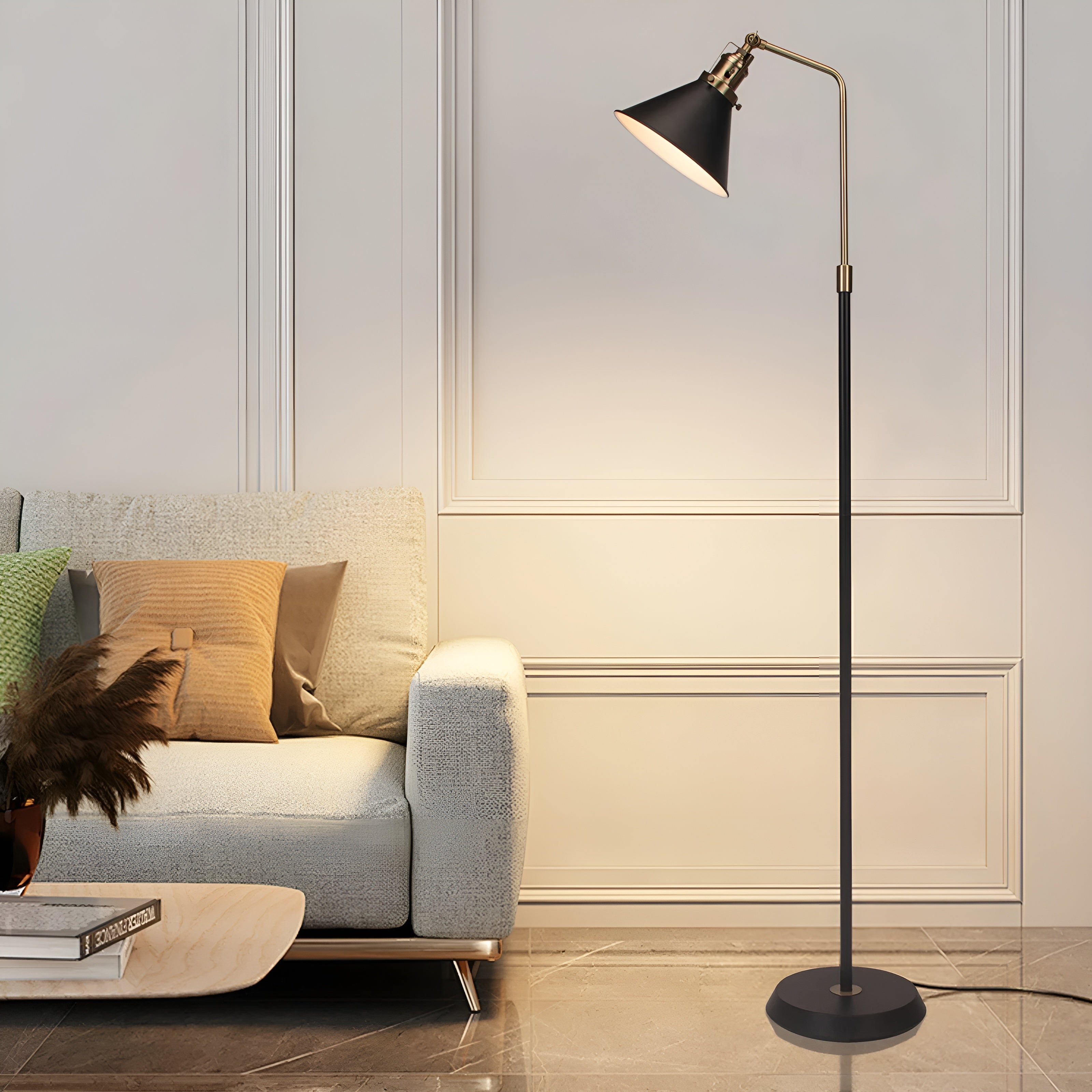 Stehlampe aus Metall – Schwarz mit Goldakzenten | Industriedesign