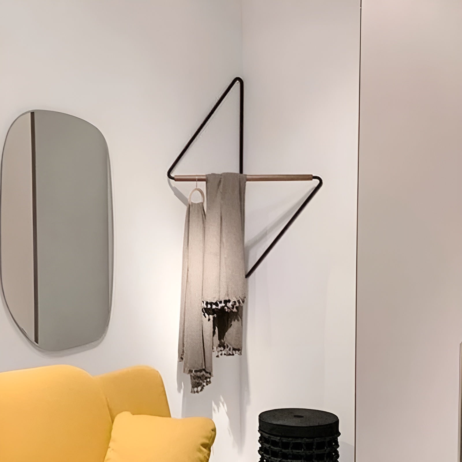 Eckiger Wandhaken aus Holz und Metall – Minimalistischer Kleiderständer im Designer-Stil - Damenkleid