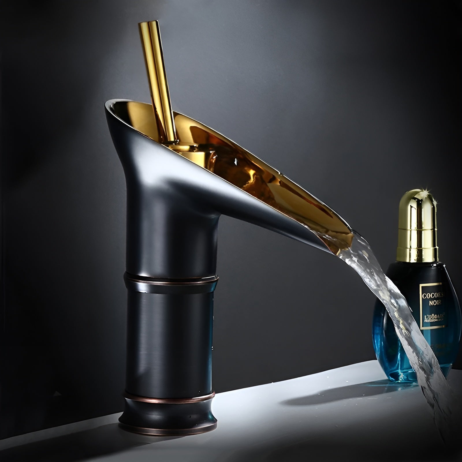 Wasserfall-Waschtischarmatur in Schwarz-Gold – Hochwertig und Elegant | Warm- und Kaltwasser, Antik-Bronze Finish