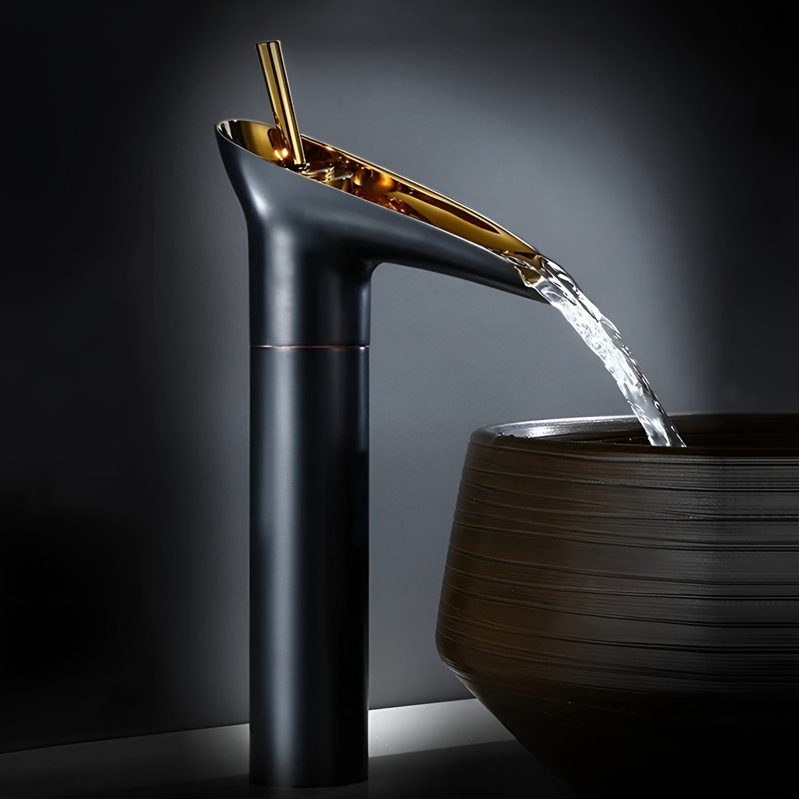 Wasserfall-Waschtischarmatur in Schwarz-Gold – Hochwertig und Elegant | Warm- und Kaltwasser, Antik-Bronze Finish