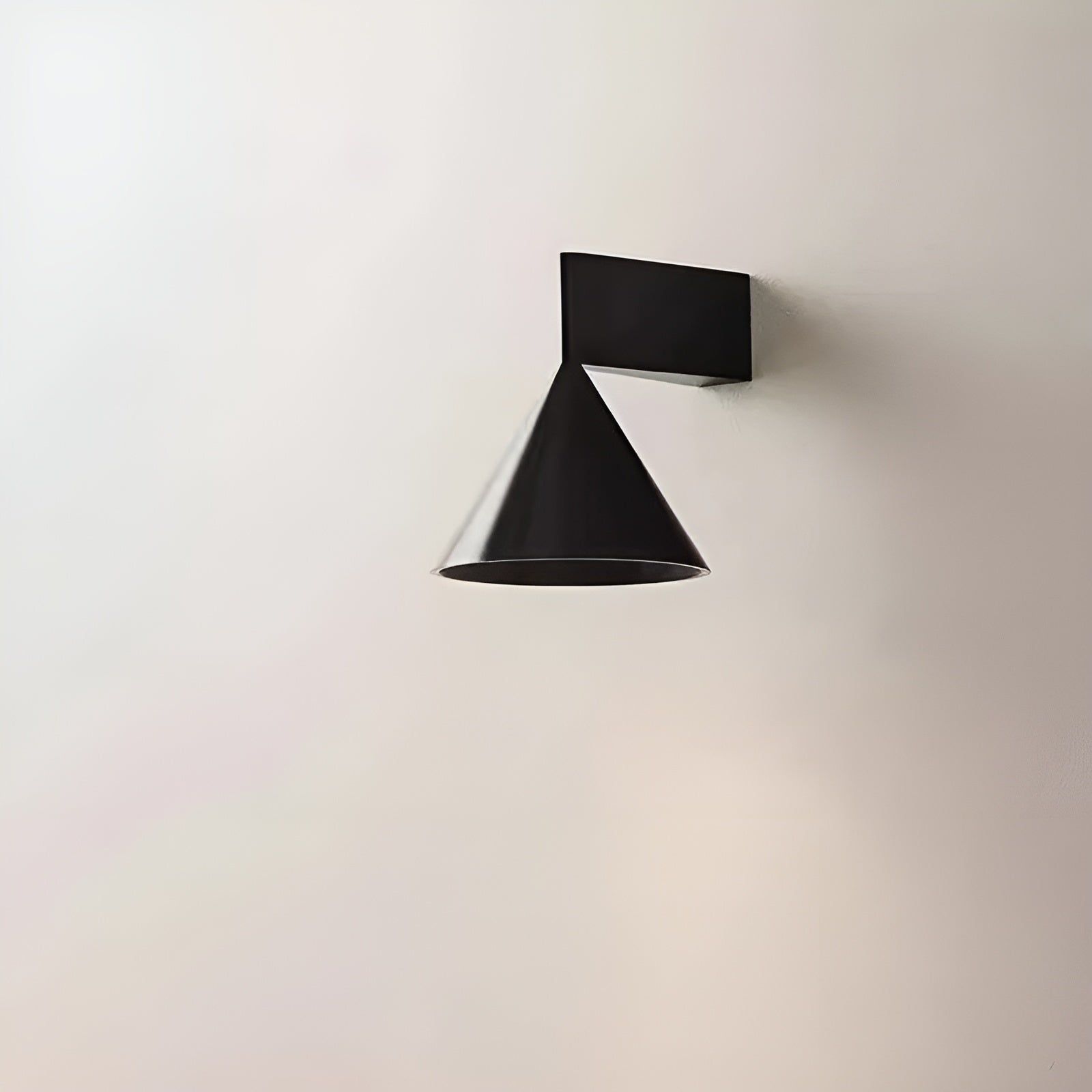 Wandleuchte fürs Schlafzimmer – Modernes Kegeldesign | Elegante Beleuchtung für Nachttisch & Flur