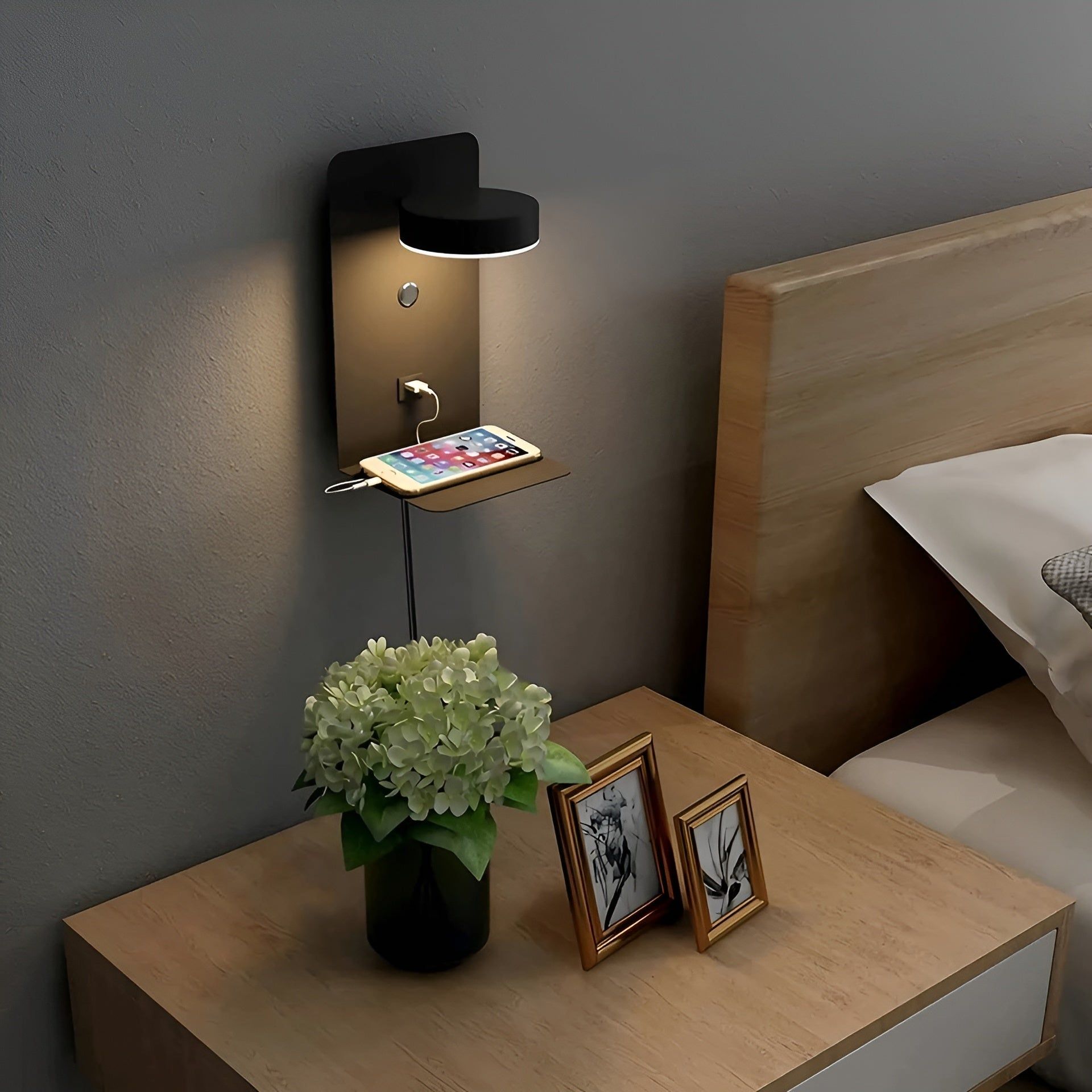 ChargeBright Light - Schwarze und weiße LED-Wandleuchte mit Schalter und USB-Ladeanschluss Elegare