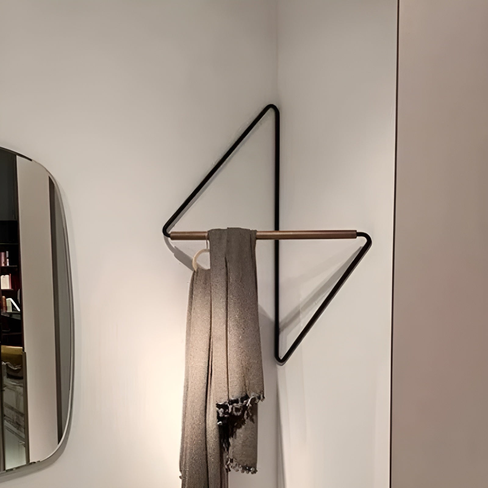 Eckiger Wandhaken aus Holz und Metall – Minimalistischer Kleiderständer im Designer-Stil - Damenkleid