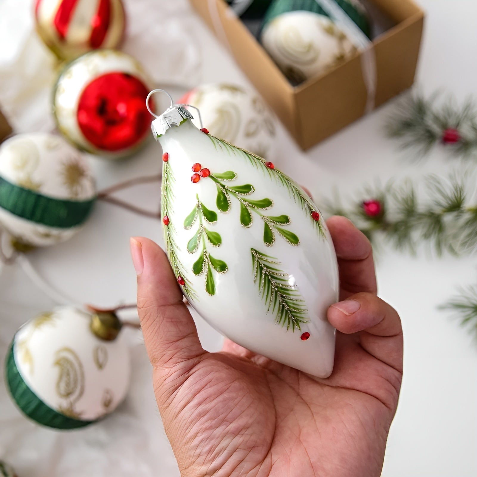 Glaskugeln für Weihnachtsbaum – Handbemalt & Luxuriös | 2er-Set Weihnachtsanhänger 8 cm