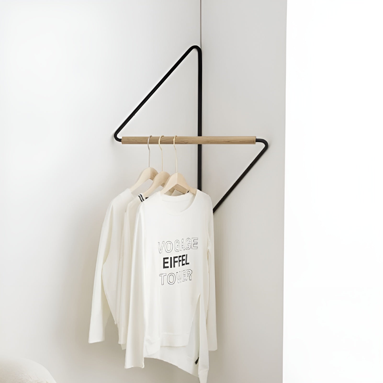 Eckiger Wandhaken aus Holz und Metall – Minimalistischer Kleiderständer im Designer-Stil - Damenkleid