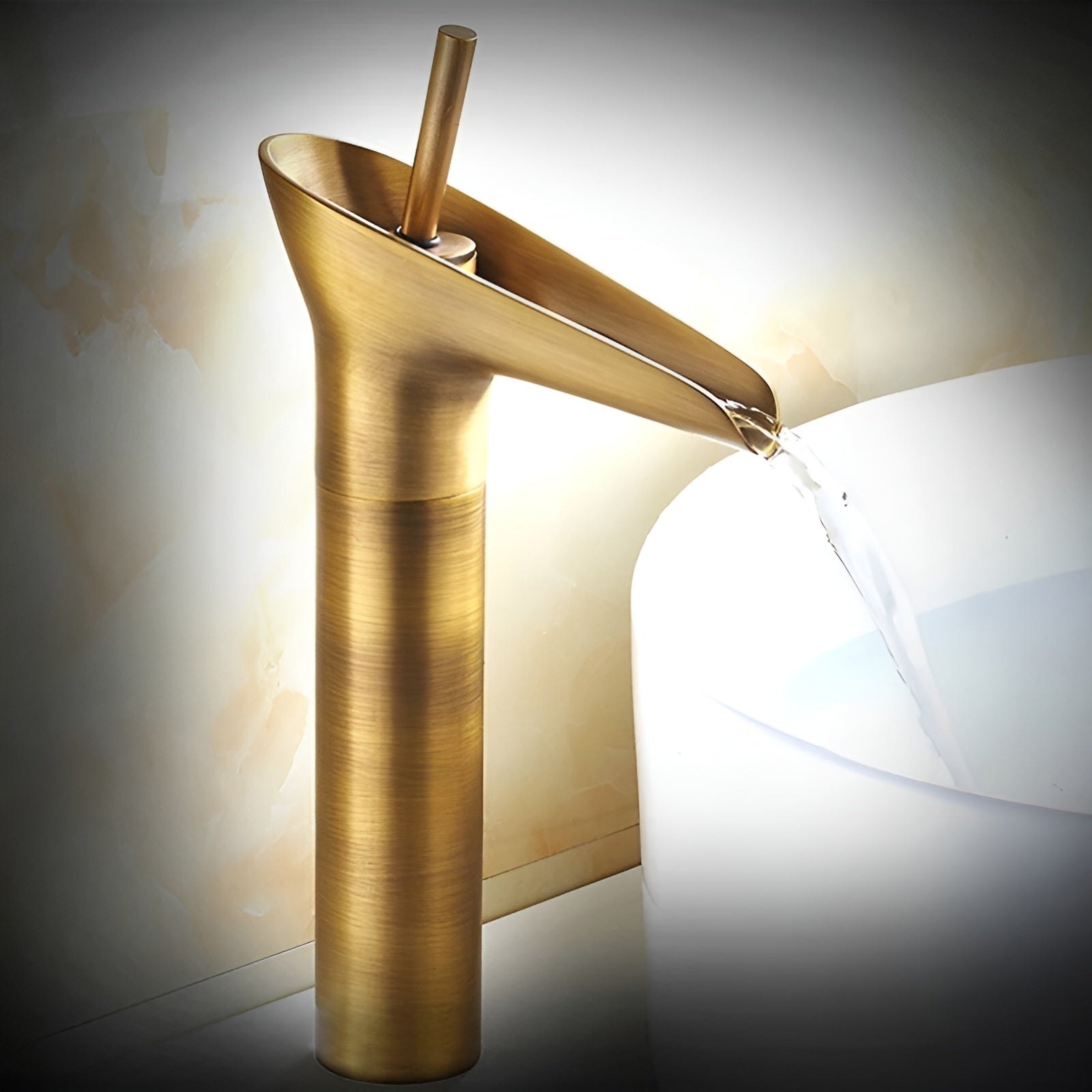 Wasserfall-Waschtischarmatur in Schwarz-Gold – Hochwertig und Elegant | Warm- und Kaltwasser, Antik-Bronze Finish