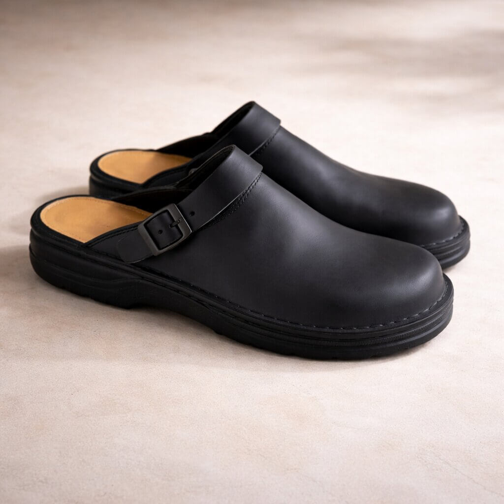 Leder-Slipper Innenbereich mit verstellbarem Riemen – Detailaufnahme