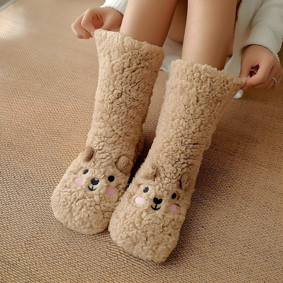 Paloma Socken - Elegante Samt-Korallenvlies-Socken mit Bärendesign - Kaffee Bär - Saisonale Dekoration