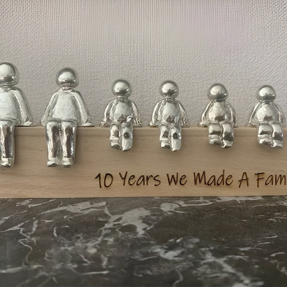 Skulptur Ewige Familienbande – Deko-Figur für Innen & Außen - Erwachsene + 4 Kinder - Familienbande