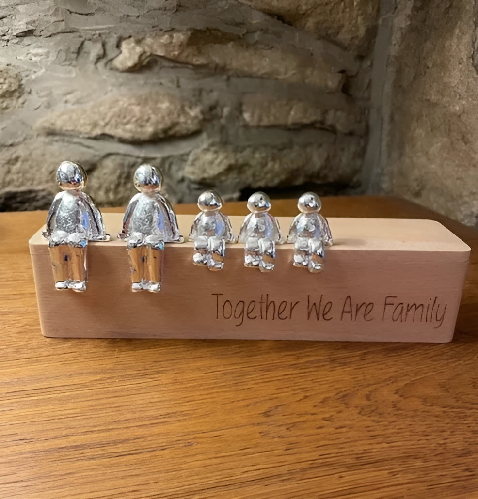 Skulptur Ewige Familienbande – Deko-Figur für Innen & Außen - Erwachsene + 3 Kinder - Familienbande