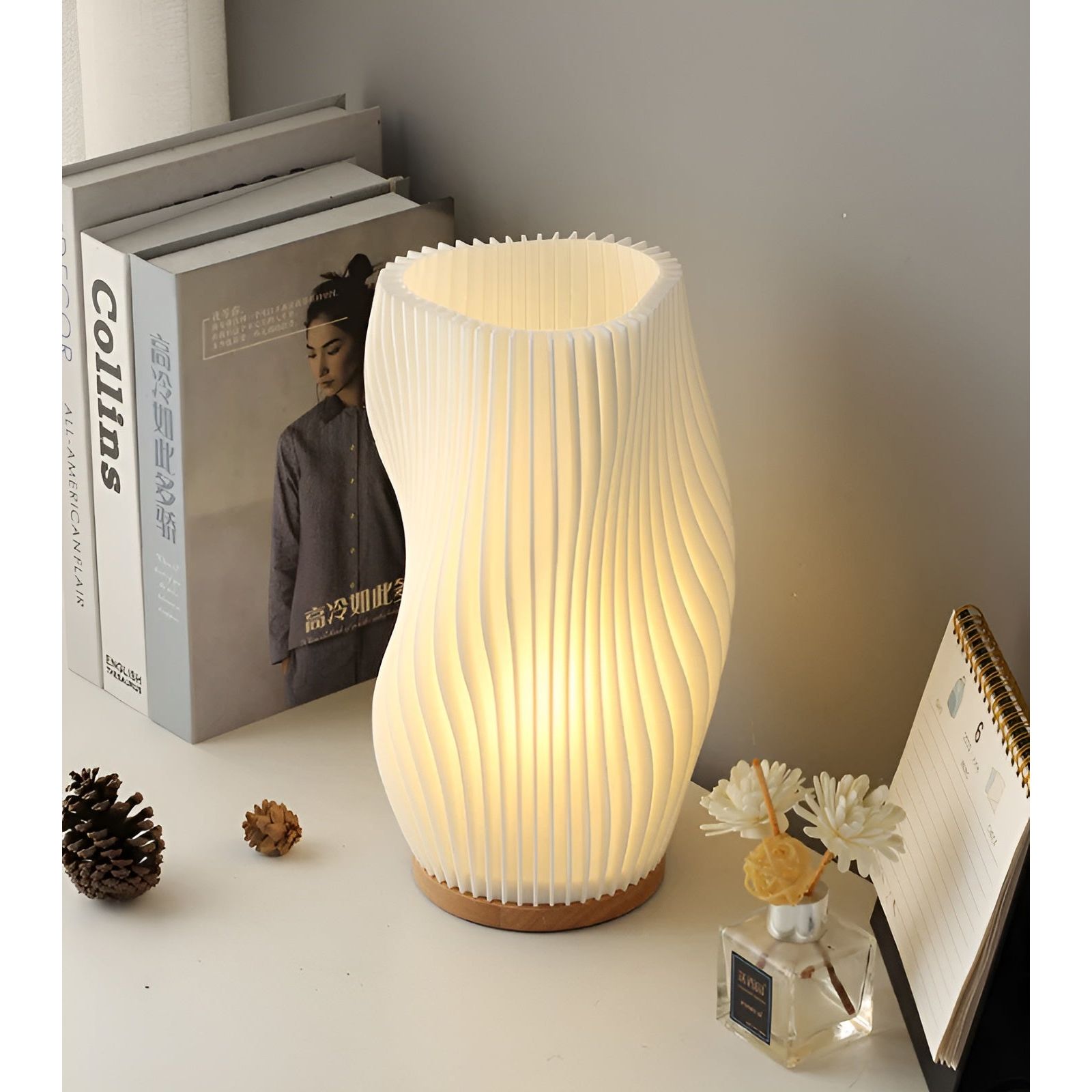 ChicPleats Lampe - Luxuriöses Französisches Creme Plissee Schreibtischlampe für Eine Gemütliche Atmosphäre - Elegare