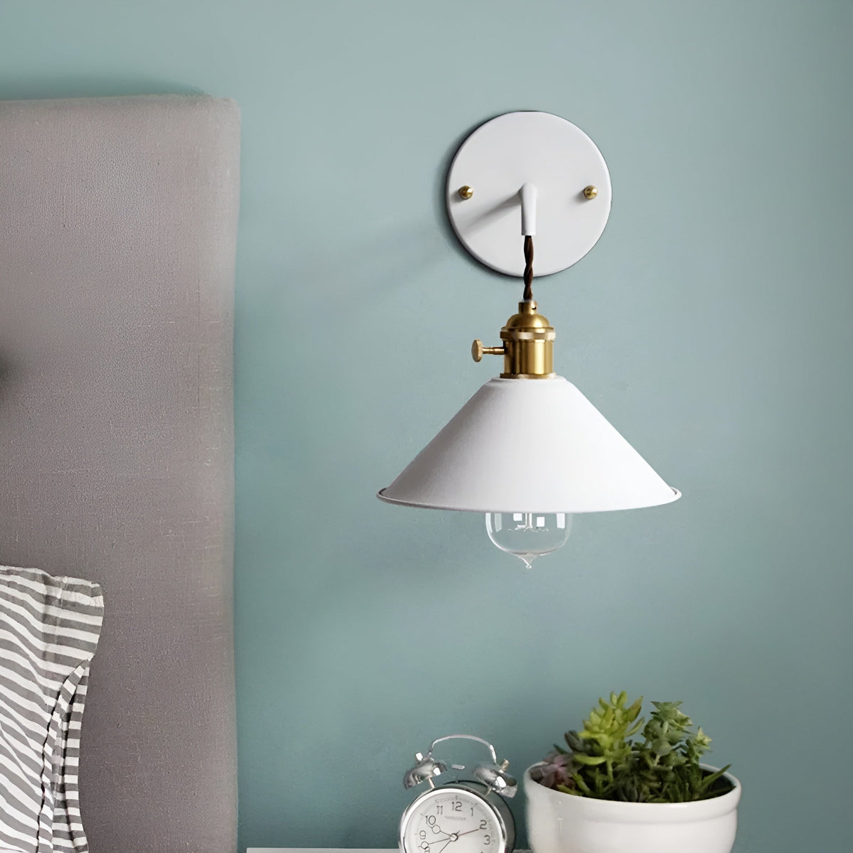 Vintage Wandleuchte aus Metall – Retro-Kegelform für stimmungsvolles Licht - Weiß - Wandleuchten