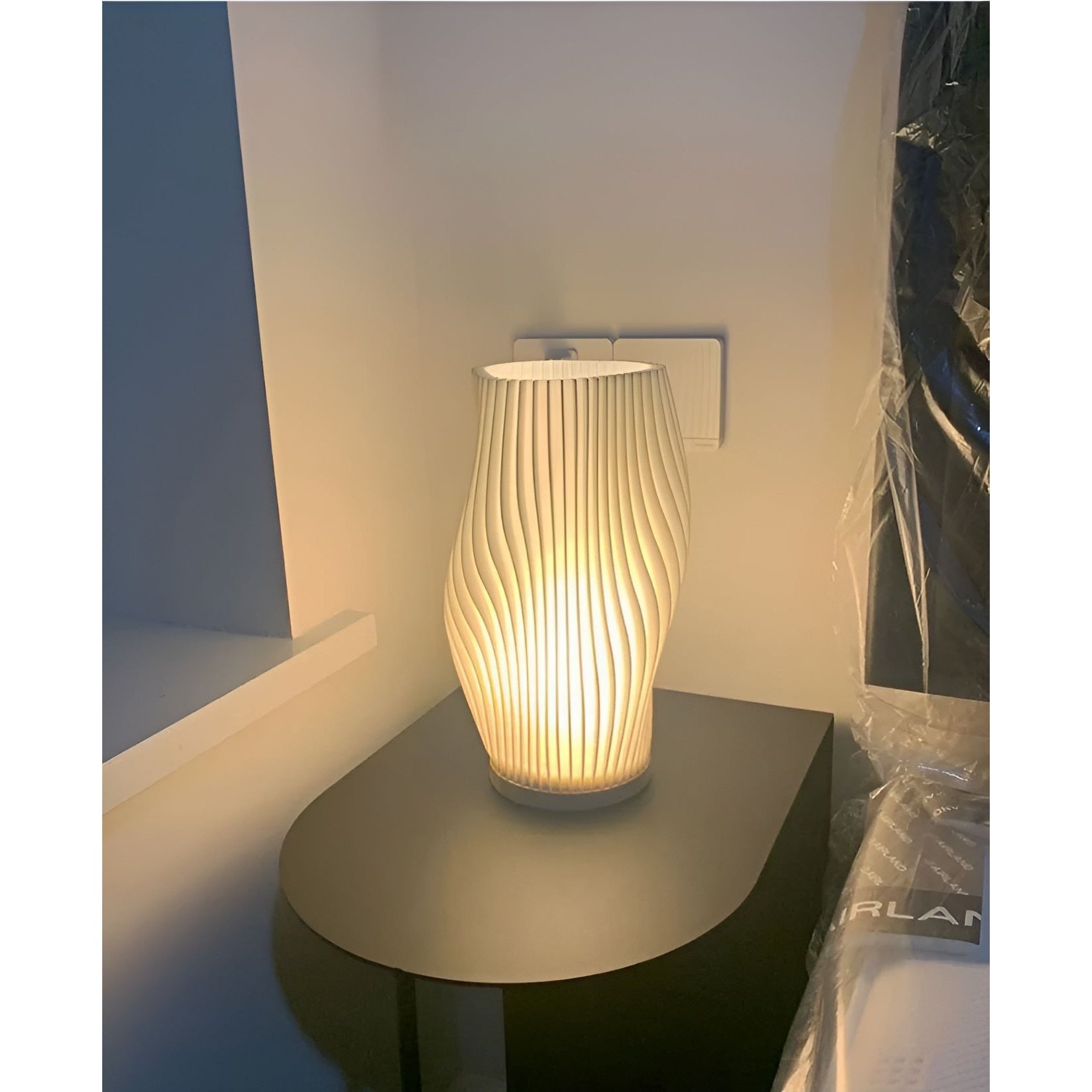 ChicPleats Lampe - Luxuriöses Französisches Creme Plissee Schreibtischlampe für Eine Gemütliche Atmosphäre - Elegare