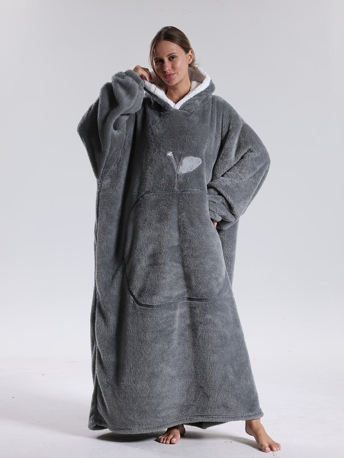 Oversized Hoodie-Decke mit Kapuze in Grau – Vorderansicht