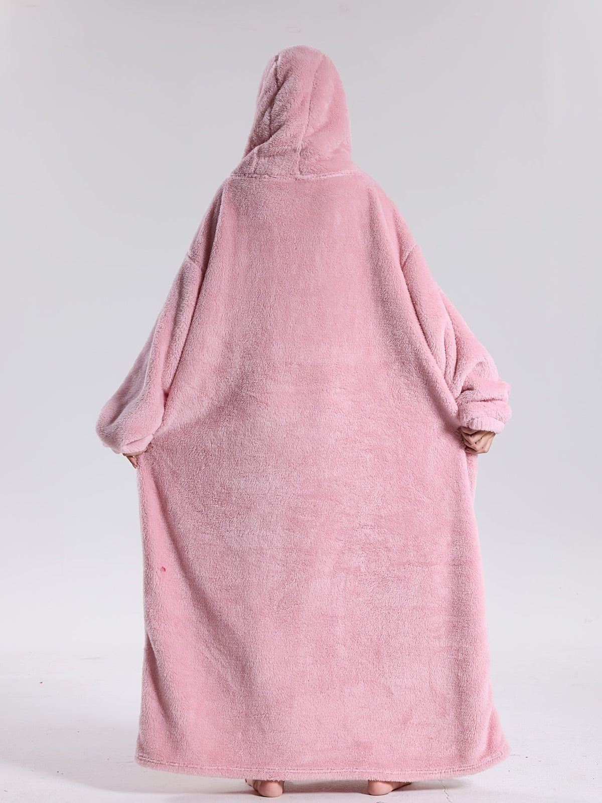 Hoodie-Decke in Lila – Modelfoto