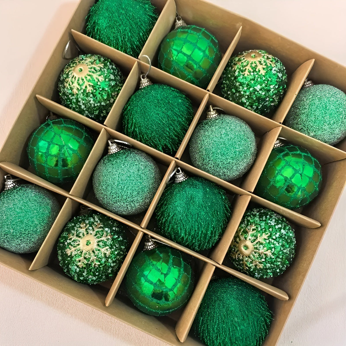Weihnachtskugeln Set (16 Stück Ø 6 cm) – Bunte Christbaumkugeln | Perfekte Deko für Baum Wohnzimmer & Garten - Grün 1