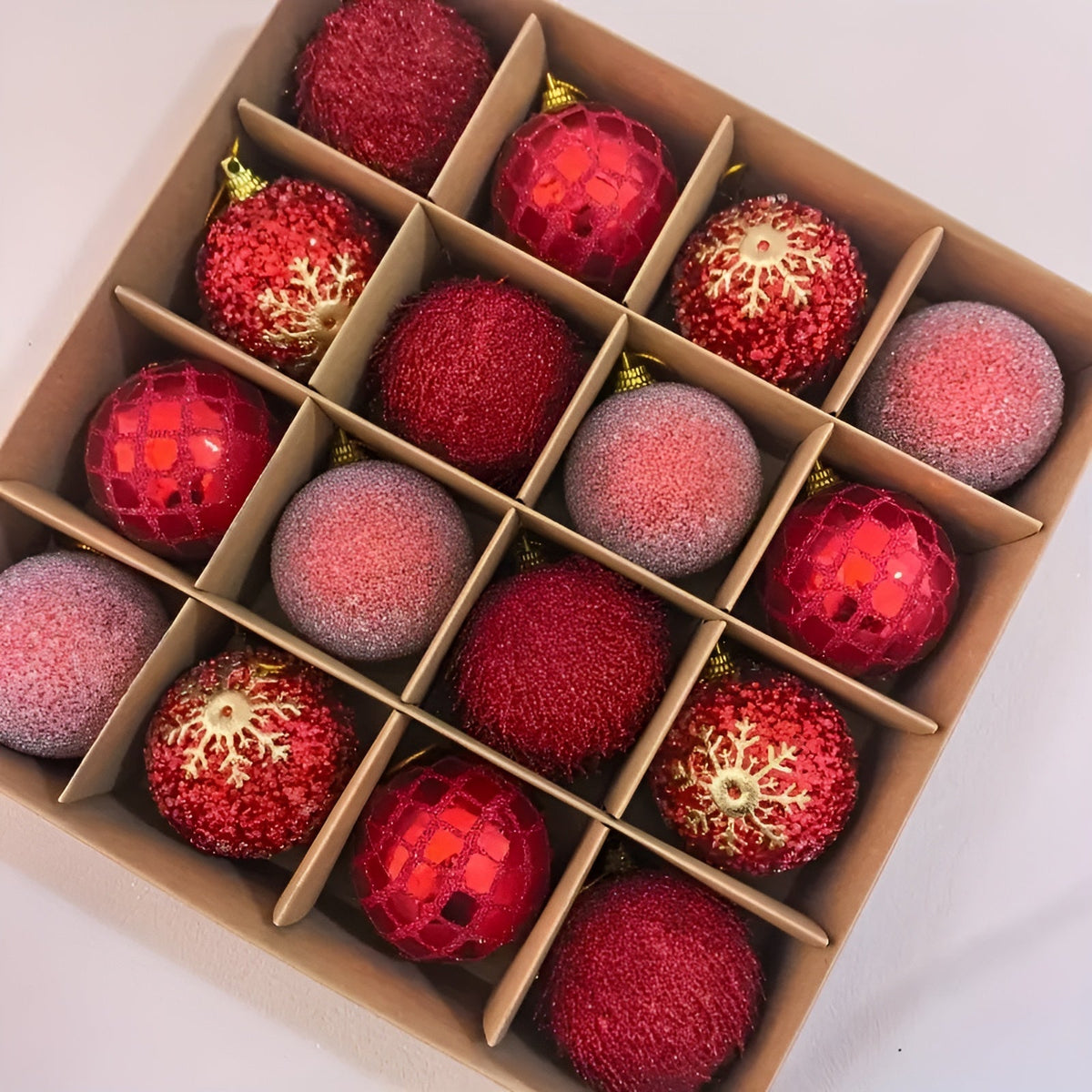 Weihnachtskugeln Set (16 Stück Ø 6 cm) – Bunte Christbaumkugeln | Perfekte Deko für Baum Wohnzimmer & Garten - Rot 1