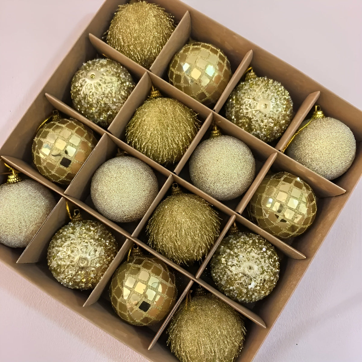 Weihnachtskugeln Set (16 Stück Ø 6 cm) – Bunte Christbaumkugeln | Perfekte Deko für Baum Wohnzimmer & Garten - Gold 1