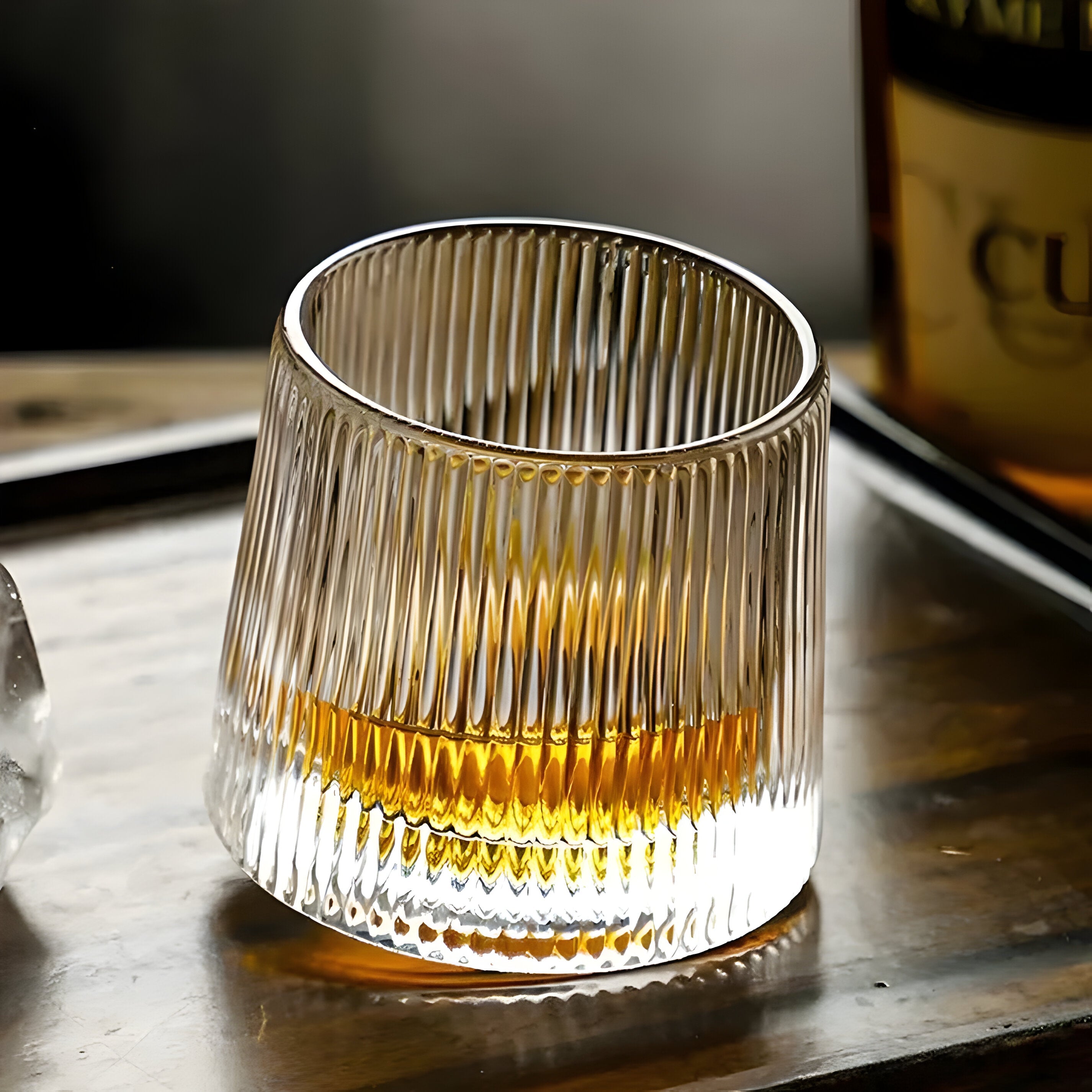 Whiskyglas mit 360° Drehfunktion – Strukturiertes Design für stilvollen Trinkgenuss - Streifen-Effekt - Whiskyglas