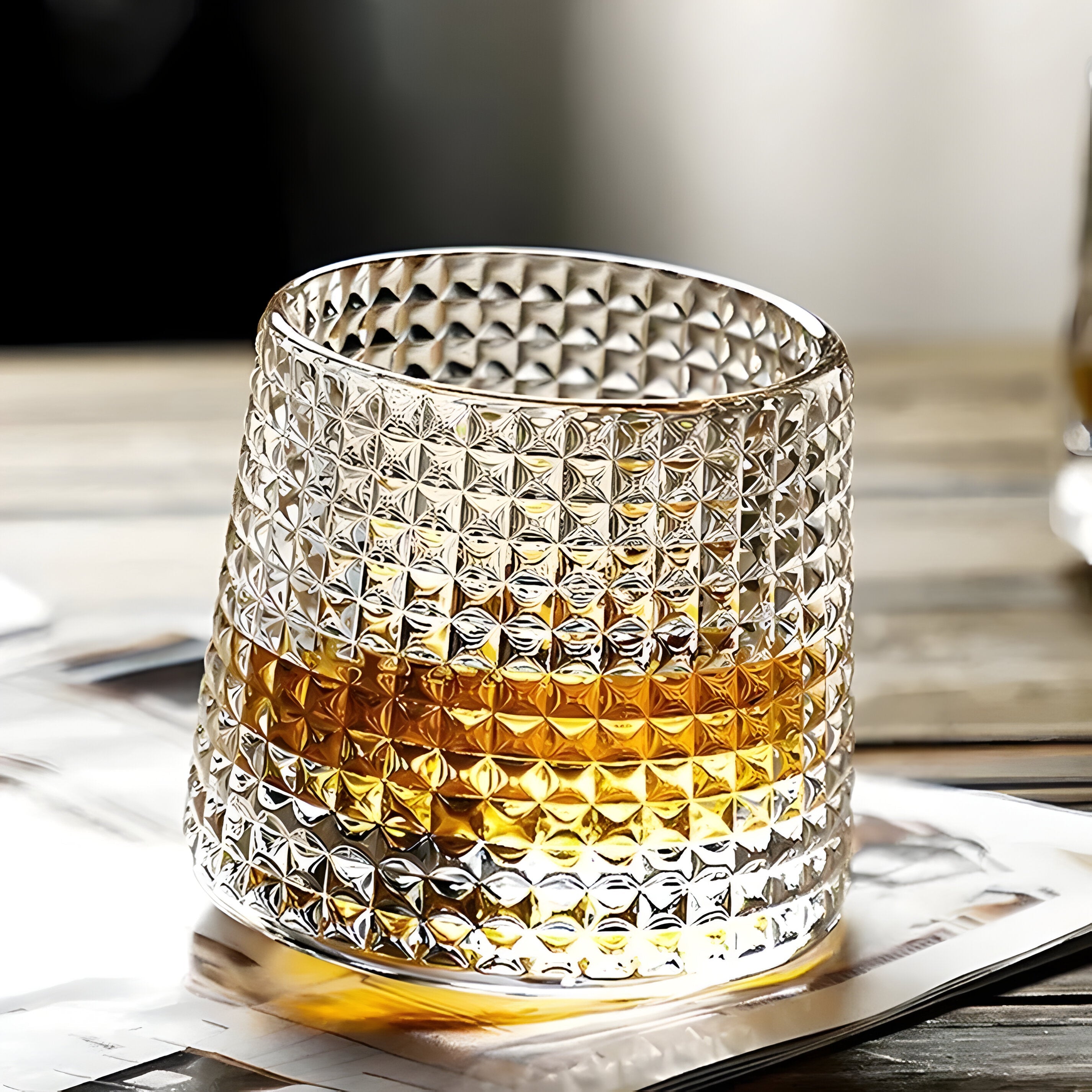 Whiskyglas mit 360° Drehfunktion – Strukturiertes Design für stilvollen Trinkgenuss - Quadrat-Effekt - Whiskyglas