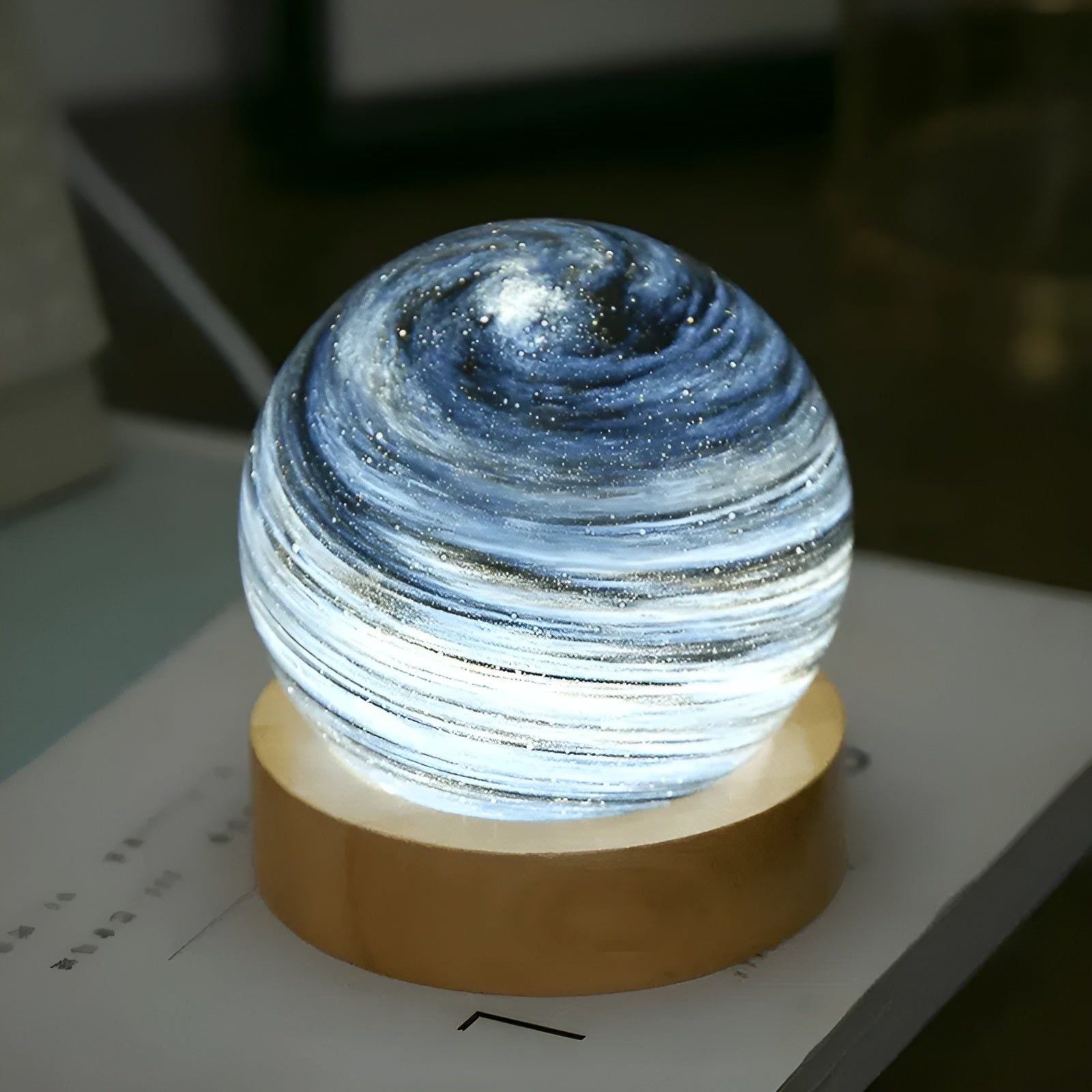 Cosmic Glow - 3D USB-Betriebene Mini Planet Glaslampe mit Holzständer - Elegare